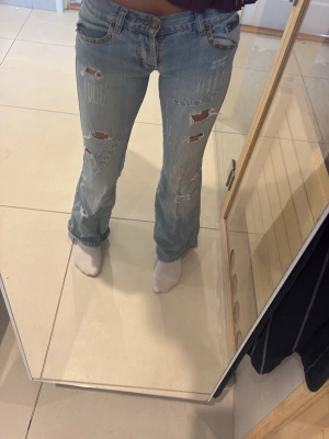 Dolce & Gabbana Jeans  - Buda!!! Högsta bud just nu: 600kr. Avslutar budningen 30/7 kl 19.00. Såå coola jeans från Dolce & Gabbana. Jeansen har klassisk femficksmodell och knappgylf. 