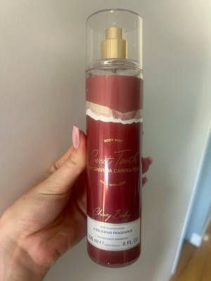 Sweet Tooth Cherry Body Mist - En body mist från Sabrina Carpenter med namnet Sweet Tooth Cherry Baby. Använd en gång, säljer eftersom den inte kommer till användning❤️