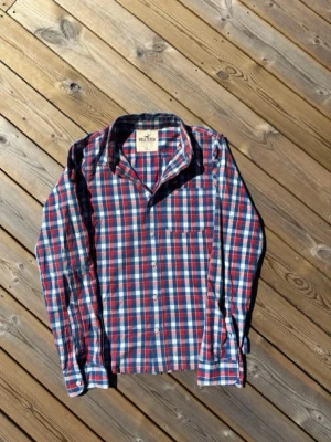 Hollister skjorta  - Säljer denna Hollister skjorta i mycket bra skick. Storlek L. Passar perfekt för dig som är mellan 175–180! Hör av er vid frågor eller minsta fundering 🙌lägg gärna bud! Se mått nedan: Längd: 68 cm Bred: 50.5 cm Ärm: 70.5 cm 