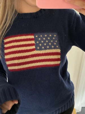 Polo Ralph Lauren stickad  - Snygg mörkblå stickad tröja från Polo💕 står i storlek xl, men passar jätte bra på mig som har S. I toppen skick!!