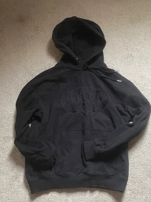 Svart hoodie från Risky med broderad logga - Säljer en svart hoodie från Risky i storlek M. 