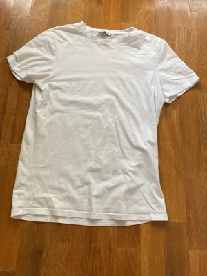 3 st vita t-shirts ifrån John Henric - Säljer tre stilrena vita t-shirts från John Henric. Riktigt sköna och bra kvalitet.