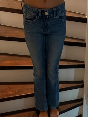 Gina trickot jeans - Säljer blåa jeans från Gina trickot med glitter mönster på bakfickorna. 
