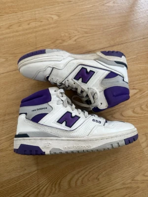 New Balance 650 - Sjukt sköna och mjuka sneakers, perfekt till vardag och träning. De har tyvärr blivit för små för mig så måste sälja dessa💫 Nypris 1400kr
