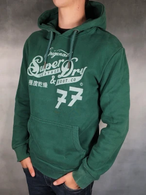 Superdry Hoodie - Superdry Hoodie • Storlek: S • Skick: 9/10 – fint skick utan skavanker • Inkluderas: Endast Hoodie • Nypris: Ca 1200kr • Passform: Modellen på bilden är 180 cm lång, väger 65 kg •