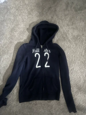 Hollister zip up hoodie - Zip up hoodie från hollister, jätte bevkäm och absolut inget fel på den. Den används inte. 
