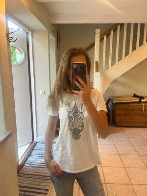Tshirt med tryck  - Tshirt med zebra tryck i bra skick 