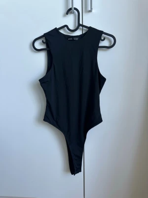 Svart bodysuit  - Snygg bodysuit, så skönt material! Mycket sparsamt använd 