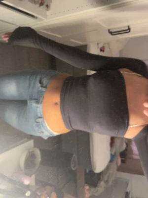 Mörkgrå croppad långärmad topp - Säljer en mörkgrå croppad topp med långa ärmar och tight passform. Toppen är enkel och stilren, perfekt att matcha med jeans eller kjol. Materialet känns mjukt och stretchigt, vilket gör den bekväm att bära. Snygg basic som passar till många olika looks.