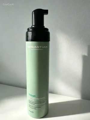 Sebastian Volupt volymgivande mousse - Volymgivande mousse från Sebastian Professional i en ljusgrön flaska med svart pump. Perfekt för att skapa fyllighet och stadga i håret utan att tynga ner. Innehåller 200 ml och passar alla hårtyper.