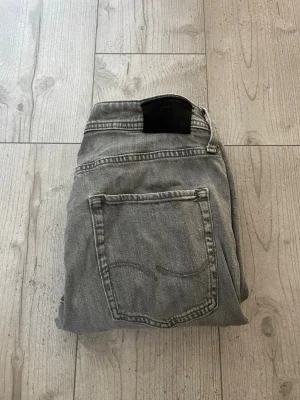 Jack and Jones Jeans - Tja, säljer dessa Jack and Jones jeans i modellen Tapered/Mike. Storleken på jeansen ligger på 31/34. Bra skick med små tecken på användning!