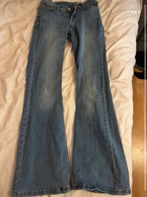 Ljusblå bootcut jeans - Säljer ett par ljusblå bootcut jeans med utsvängda ben med låg midja💗