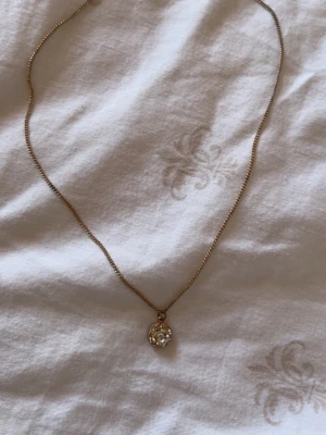 Olika halsband från ur&penn - Säljer fyra halsband: Perfekta för att ge din outfit en elegant touch. Säljer alla fyra för 20kr