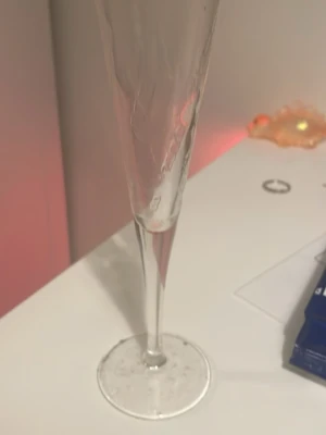  Champagneglas "2000" – Millennieglas - Säljer ett fint champagneglas med etsad "2000"-dekor runt glaset och dekorativa stjärnor på foten. Perfekt som samlarobjekt, nyårsdekoration eller för dig som vill komplettera en servis med millennietema. Väldigt fint begagnat skick. Inga sprickor. Se bilder för skick och detaljer. Pris: 300 kr (eller bud).   Fraktas inte.   Mvh