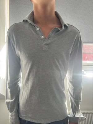 La Chemise skjorta - Grymt schysst grå popover skjorta från La chemise. Riktigt schysst, lätt och skön. Strl S men passar M också. Modellen är 182cm och väger 65kg. 