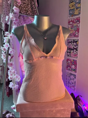 Vintage ljusrosa seetru linnetopp med rosett - Storlek M/L. Postar inte med bring