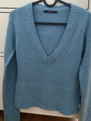 blå stickad tröja - en jättefin blå stickad tröja från vero moda i storlek xs 