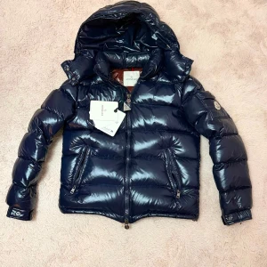 Moncler maya - Moncler maya jacka helt ny oanvänt perfekt för året runt, håller dig varmt oavsett vädret med tags, riktigt bekvämt skulle 100% rekommendera om du behöver ett snyggt och varm jacka, om du behöver extra bilder fråga bara och priset kan diskuteras KÖP INNAN FÖRSENT!