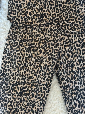 Leopardmönstrade byxor i beige och svart - Säljer ett par snygga byxor med leopardmönster i beige och svart. De har en klassisk passform och är perfekta för dig som gillar leopardmönster . Materialet känns mjukt och bekvämt, perfekt för varma dagar. + frakt eller får ni gärna komma och hämta dom 
