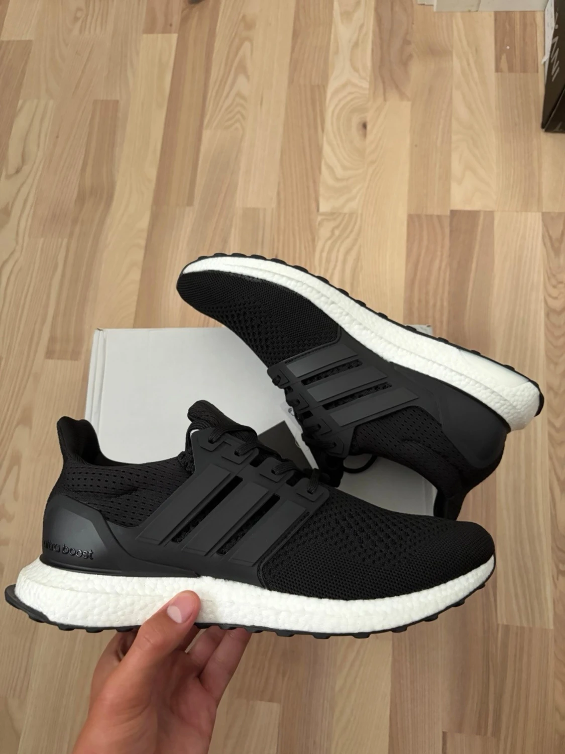 Svarta Adidas Ultraboost sneakers