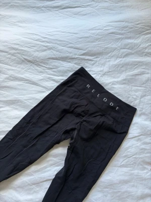Relode prime scrunch  - Svarta tights från relode med scrunch. Använt skick med lite slitningar på insida lår och noppror (se bild), i övrigt fint skick! Nypris 699 kr. Strl XS men passar mer en S 🥰