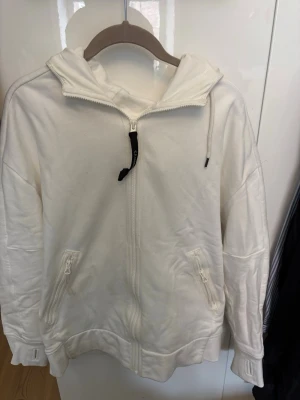 Cp company hoodie - Säljer en vit hoodie cp company hoodie, knappt andvänd, storleken är M. Skicka ett dm om ni undrar nåt.