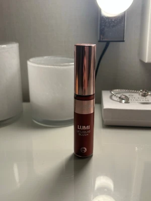 Loreal Paris Lumi Le Liquid Blush 635 - Helt ny blush från loreal Paris som heter ”lumi le liquid blush” i färgen 635! Lätt formula som smälter in i huden, enkel att bygga upp! Har endast testats lite på handen men var ej min färg (inte använd i ansiktet!) Ny pris: 185kr