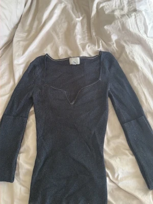 Blå långärmad tröja från H&M 💙 -  Fin blå långärmad tröja från H&M. Enkel och stilren modell som passar perfekt till vardags.  📏 Storlek: 34 💙 Blå ✨ Fint skick  Skriv gärna vid intresse! 💌