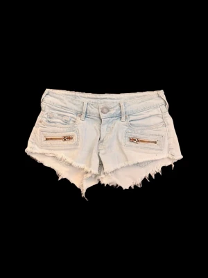 vintage true religon jeansshorts - säljer mina favorit jeansshort som är vintage true religion och suuuper low waist! midja: ca 35cm 
