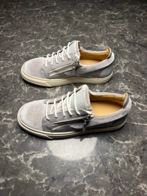 Giuseppe Zanotti - Säljer ett par otroligt snygga skor från det exklusiva märket Giuseppe Zanotti! Skorna är i nyskick = 10/10. Nypris ligger på över 6000kronor men vi säljer våra för endast 1299 och kan gå ner i pris ännu mer vid snabb affär! Skorna är i storlek 40 och är true to size. Skriv gärna ifall det är några funderingar, allt bästa SkoKapet