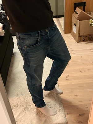 Jack & Jones Tapered/Mike Jeans - Säljer ett par snygga Jeans från Jack & Jones i stilen Tapered/Mike, de är i storlek 29/30. Nypris ca 700, hör gärna av dig vid frågor!