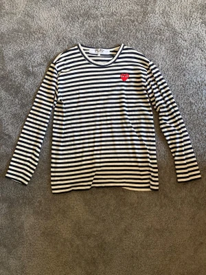 Mörkblå randig långärmad tröja från Comme des Garçons  - Jag säljer nu en riktigt najs Mörkblå randig långärmad tröja från Comme des Garçons i nyskick! Jag säljer den för endast 499kr! Om du har några funderingar så är det bara att skriva! Priset kan diskuteras.