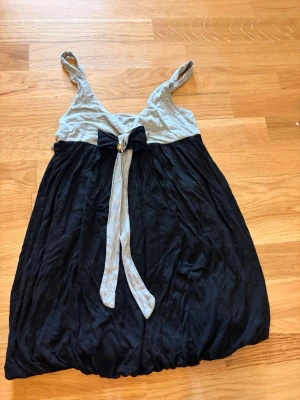 Vintage linne söt - Säljer en vintage linne som ej står strl men den är pösig som kommer nog passa flera strl från S och uppåt. Säljer den billigt då rosetten nästan har lossnat från gråa bandet, se sista bilden.