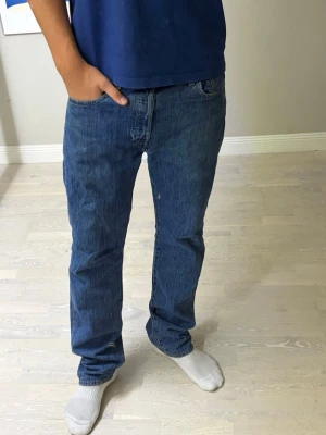 Levis 501  - Blå Levi’s 501 i storlek 32/34. Klassisk modell med snygg passform och en tidlös blå färg. I bra skick och lätt att matcha med det mesta. Hör gärna av dig om du vill ha fler bilder eller har några frågor! 