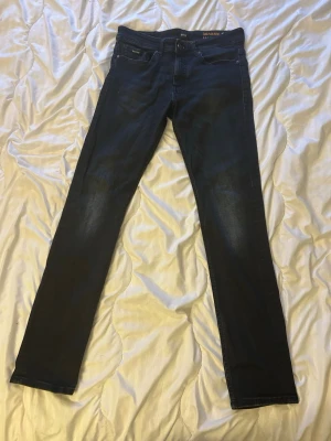 Hugo boss Delaware slim fit jeans  - Väldigt mörkblå jeans från Hugo boss som är riktigt feta, de är i ett bra skick med små tecken på användning som syns om man anstränger sig. Tvivla inte på att skriva!!
