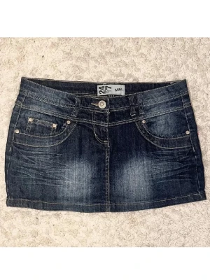 Jeanskjol - Mörkblå fin jeans kjol! Blivit för stor! Skullle säga storlek S-M