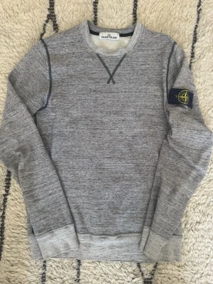 Stone Island tröja - Grå Stone Island tröja. Bra skick. Storlek M, men passar S/M. 