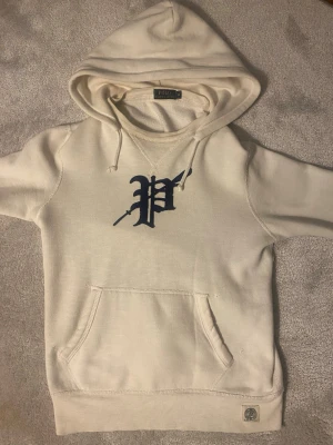 Ralph lauren hoodie - Skit feta hoodie från polo ralph luren. Tröjan är knappt använd och är väldigt sällsynt. Priset är på 549 men kan gå ner i pris vid snabb affär!