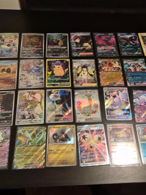Pokemonkort samling - Säljer nu en hel del av min samling på både engelska och japanska. I denna samling finns allt från gamla jumbokort till nyare masterball kort.   Förrutom det på bilderna så medföljer även ca. 300 bulk kort på både engelska och japanska samt ca. 200 energy kort.   Bulken är från 2016-2026 och skicket varierar lite beroende på hur gammalt kortet är. Alla nya kort är väldigt bra skick men de äldre är lätt spelade. (Fråga om du vill ha mer närbilder på något specifikt kort) PRISET KAN DISKUTERAS!!