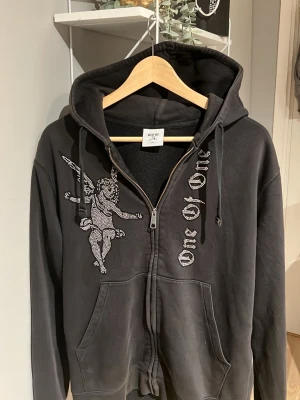  One of One hoddie  - En klassisk hoddie från one of one som kostade 1000kr ny men säljer den till ett riktigt bra pris på 400kr lite solblekt men fortfarande sjukt snygg