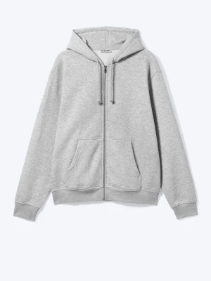 Grå zip hoodie med huva - Säljer en enkel och stilren grå hoodie med dragkedja och huva. Hoodien har snörning i huvan, två fickor framtill och ribbade muddar vid ärmar och nederkant. Perfekt för chill dagar eller när du vill ha något bekvämt och basic.