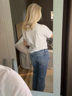 Blå raka jeans med low Waist - Säljer ett par klassiska blå jeans med rak passform och låg midja. Jeansen har fem fickor och är tillverkade i ett robust denimtyg. Perfekta för en avslappnad och trendig look.