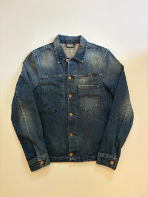 Nudie jeansjacka - Vintage marinblå nudie jeansjacka perfekt till hösten //  Storlek XS men den passar som S-M herr ”kolla mått” //  Längd 63cm  Axelbredd 42cm  Armlängd 65cm  Mycket bra skick //  Skriv vid minsta fråga eller fundering🤝 