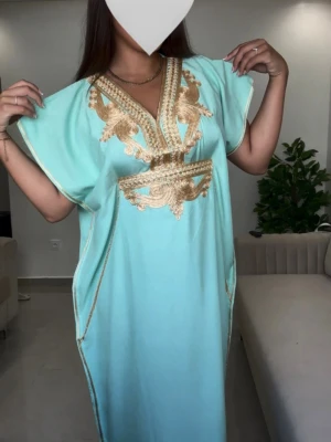Turkos gandoora🩵 - Klänningar är one size och är designade för att passa olika kroppstyper. På insidan finns ett justerbart band i midjan, så att du enkelt kan anpassa passformen🤍 Modellen är 165 cm
