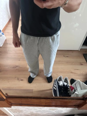 Straight mjukisbyxor - Säljer dessa raka mjukisbyxor från Topman! Storlek XS men sitter som en S/M. Faller väldigt snyggt vid fötterna. Jag är 177 och sitter bra på mig i längden. 
