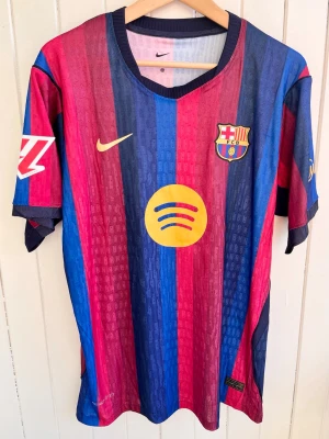 Pedri - FC Barcelona 2026/2027 - Player version  - FC Barcelonas matchtröja för årets säsong 2026/27 med Pedri på ryggen. Tröjan är en reprint i nyskick med emblem och patchar av högsta kvalité.   Storlek:XL, men liknar mer L/XL. Denna tröja är en player version, tröjan som spelarna själva använder. Bättre kvalité och passform (slim fit).  Kan skickas snabbt eller hämtas i Majorna i Göteborg.    #fifa #WorldCup #panini #fotboll #fifa #Argentina #panini #fotboll #fashion #Messi #Barcelona #Ronaldo
