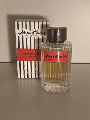 Moustache Eau de Parfum från Rochas - Rochas Moustasche, köpt runt julen 2025. Franskt märke, doften är inspirerad av ysl tuxedo. Priset är inte hugget i sten och jag säljer den för att jag inte använder den och vill bli av med den. Drygt 95% full
