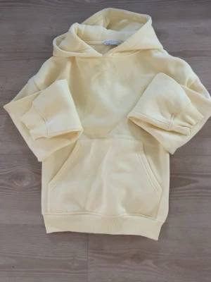 Ljusgul hoodie - säljer en hoddie som är ljusgul och använd 1 gång Jag tycker den har så fin färg men kommer inte till användning 