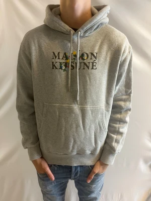 Maison Kitsuné Hoodie  - Tja! Säljer denna snygga Maison Kitsune Hoodie i grå. Hoodien är i storlek S.                                          Nypris: ca 3000kr.                                                    Säljs för: 999kr.                                                           Tveka inte att höra av er vid intresse eller funderingar!
