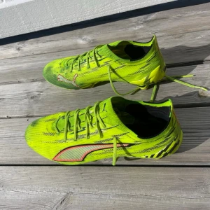 Puma Ultra fotbollsskor 43 - Säljer ett par Puma Ultra. Skorna är i storlek 43 och är använda. Den har INGA skador eller liknande. ⁉️skriv vid behov av fler bilder eller allmänt frågor⁉️⁉️ORGINALPRIS 2700kr⁉️